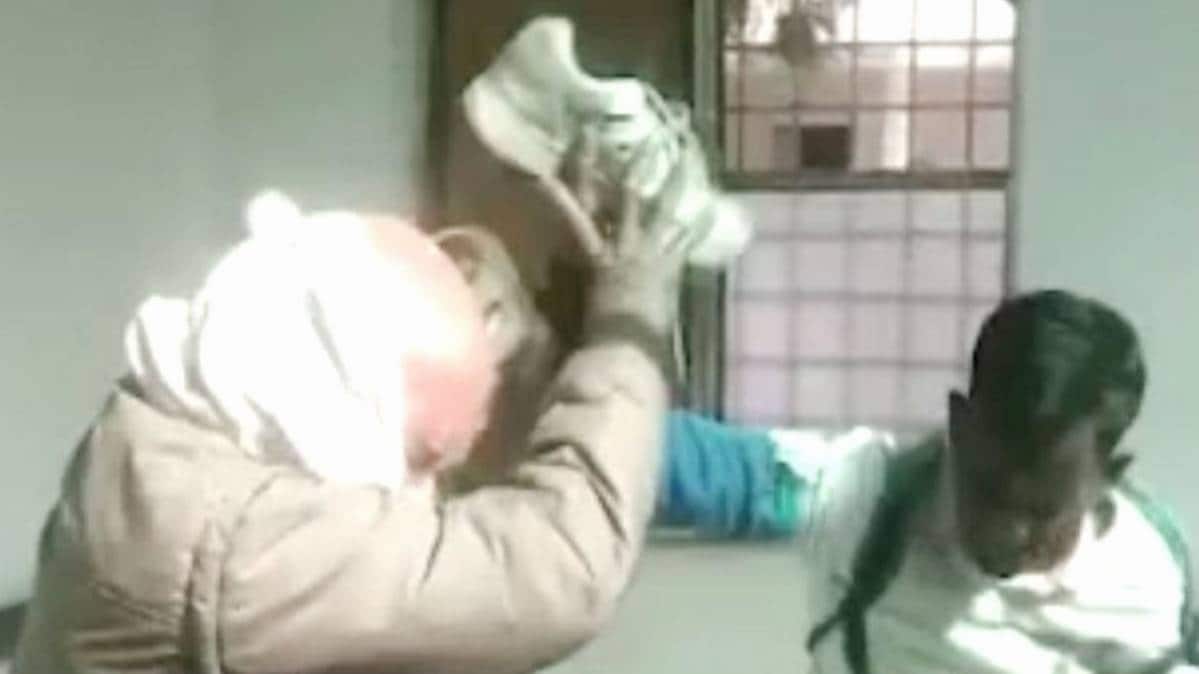 बाबू और चपरासी में जूतमपैजार