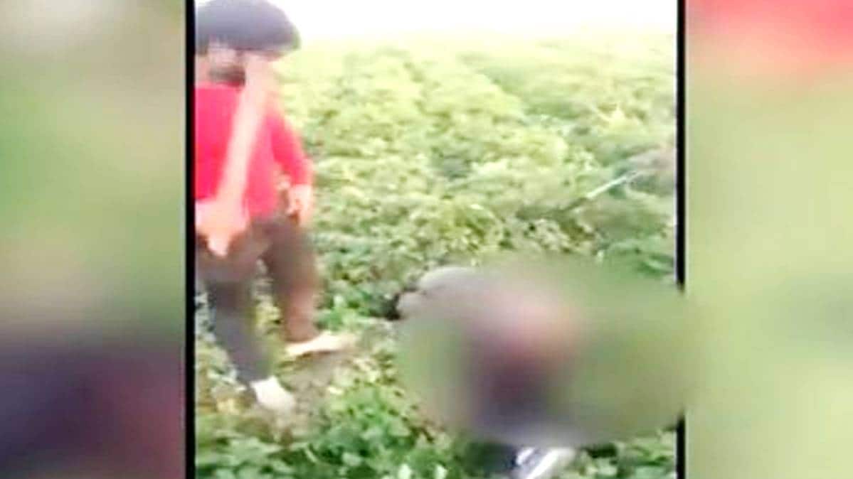 छात्र को पीटते हुए दबंग