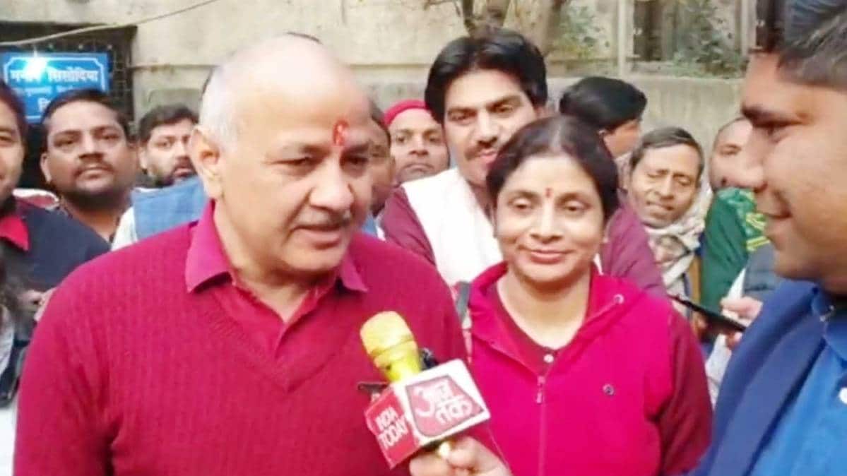 वोटिंग के लिए निकले मनीष सिसोदिया