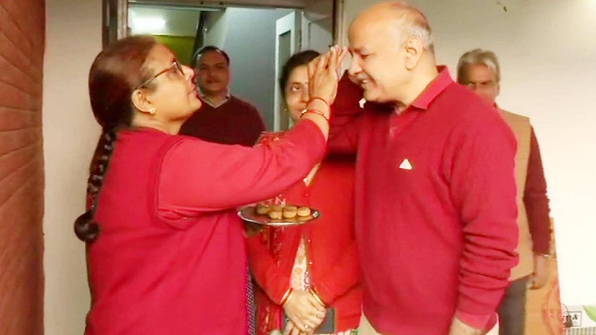 Delhi Deputy Chief Minister and AAP leader Manish Sisodia offered prayers at his residence ahead of counting for assembly elections (Photo ANI)
