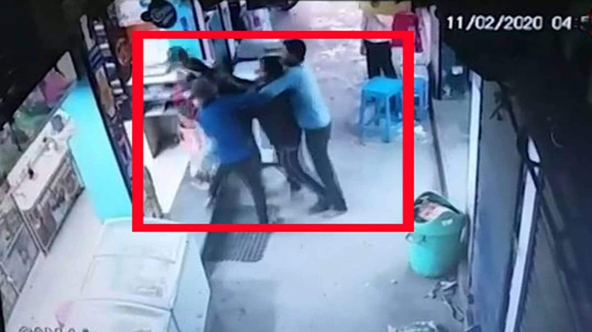 मारपीट करते हुए बदमाश