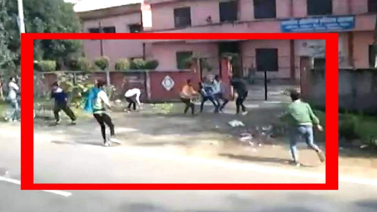 छात्रों के 2 गुटों में खूनी झड़प