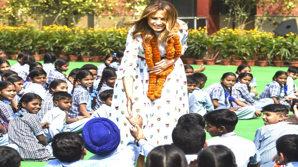 स्कूली बच्चे से हाथ मिलाते हुए मेलानिया ट्रंप (फोटो-पीटीआई)