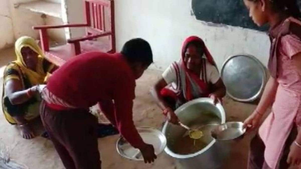 एक किलो चावल और 400 मिलीलीटर दूध में 32 बच्चों को खाना (Video Grab)