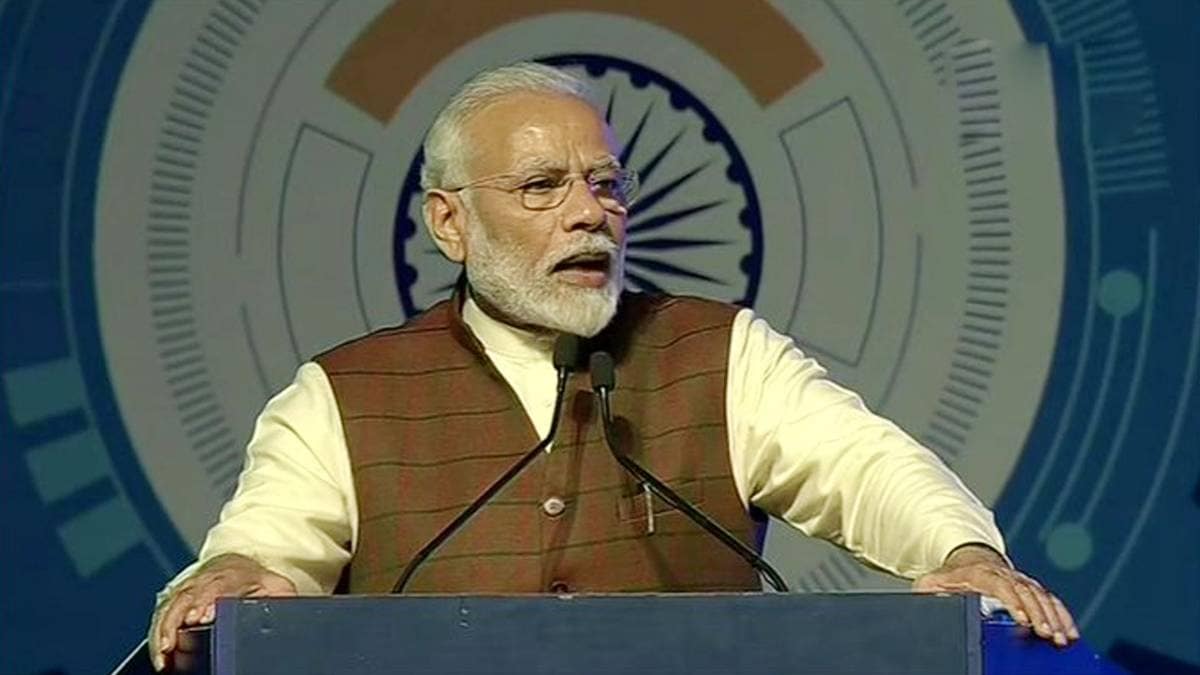 डिफेंस एक्सपो में प्रधानमंत्री मोदी का अलग अंदाज (फोटो-ANI)