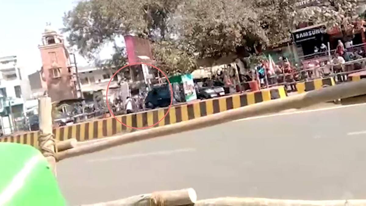 पीएम नरेंद्र मोदी के काफिले को सपा कार्यकर्ता ने दिखाए काले झंडे (File)