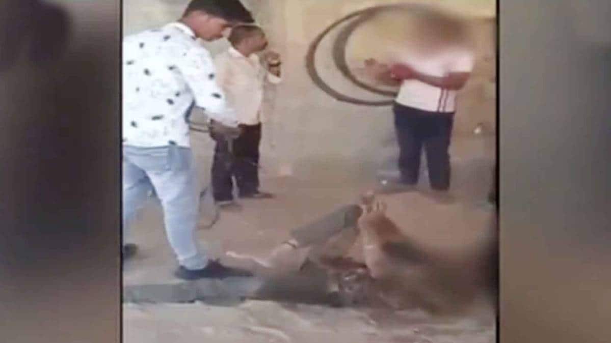 दो दलित युवकों पर जुल्म ढाते गुंडे