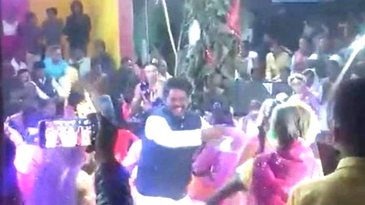 भजनों पर नाचते हुए कांग्रेस विधायक नीलेश उइके