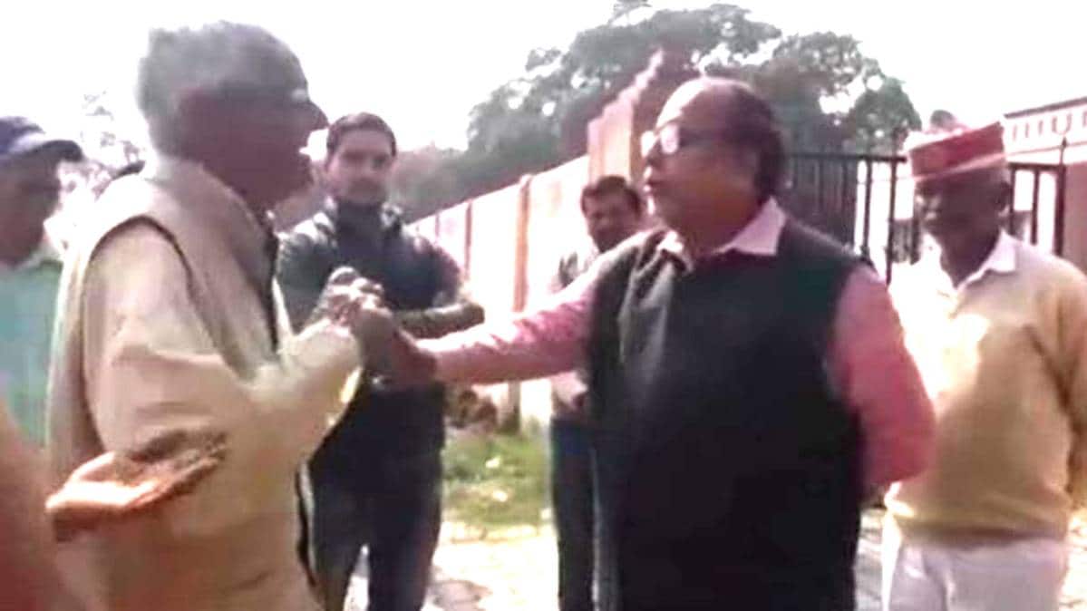 निर्भया के दादा से बदसलूकी करते हुए सीएमओ