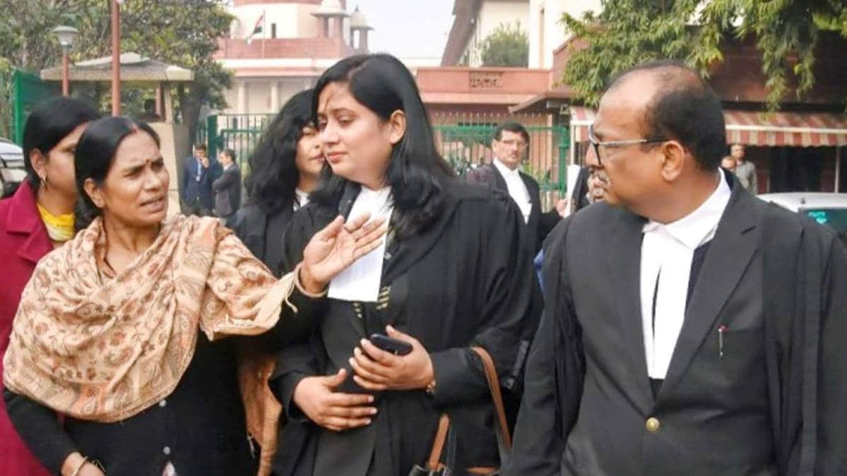 निर्भया की मां अपने वकील के साथ