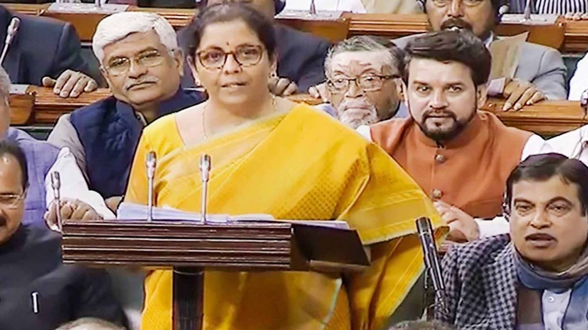 संसद में बजट पेश करतीं निर्मला सीतारमण