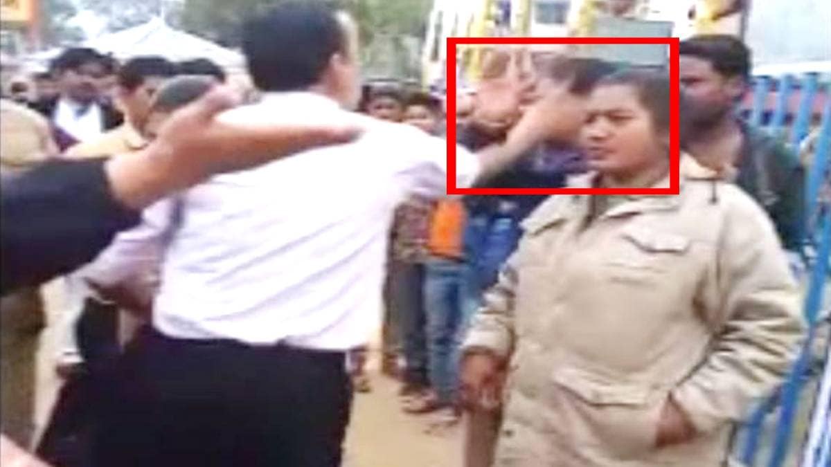 लेडी कॉन्स्टेबल के साथ मारपीट करता हुआ शख्स