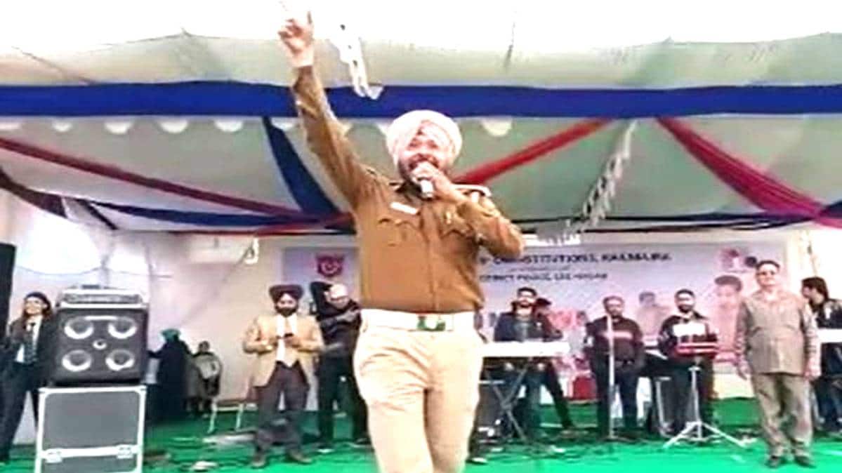 गाना गाते हुए पुलिस इंस्पेक्टर