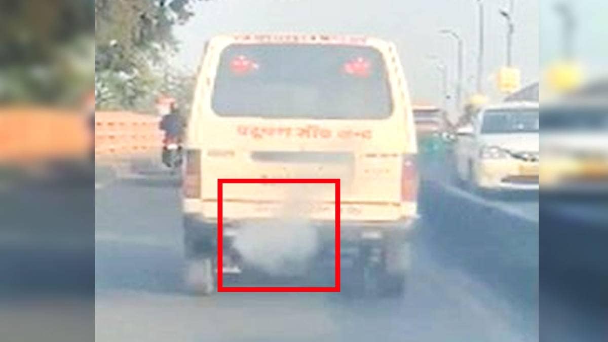 काला धुआं छोड़ती हुई वैन