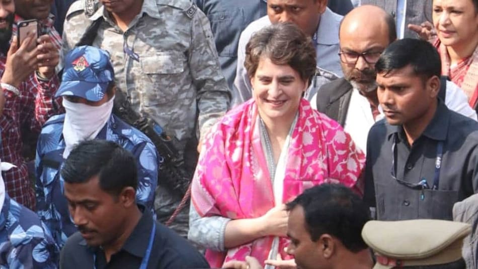PM मोदी के संसदीय क्षेत्र में प्रियंका गांधी, समर्थकों ने किया स्वागत - Priyanka Gandhi attends Ravidas Jayanti events in Varanasi - Non Stop 100 AajTak