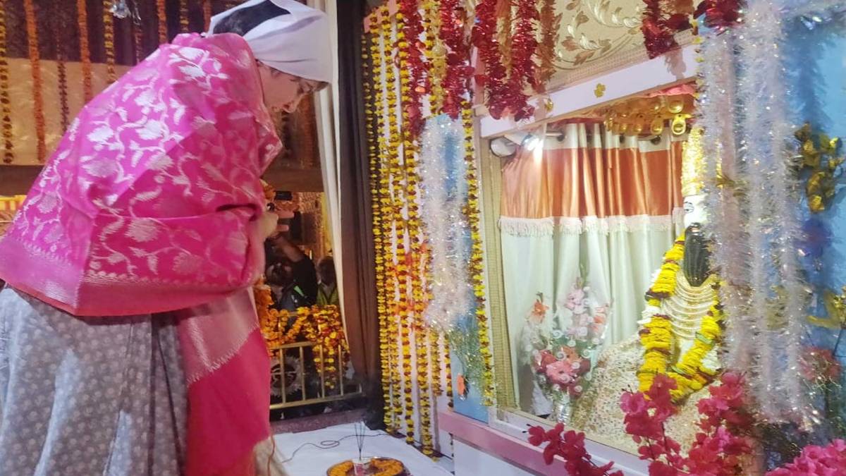 मंदिर पहुंचीं प्रियंका गांधी, किए दर्शन (Twitter)