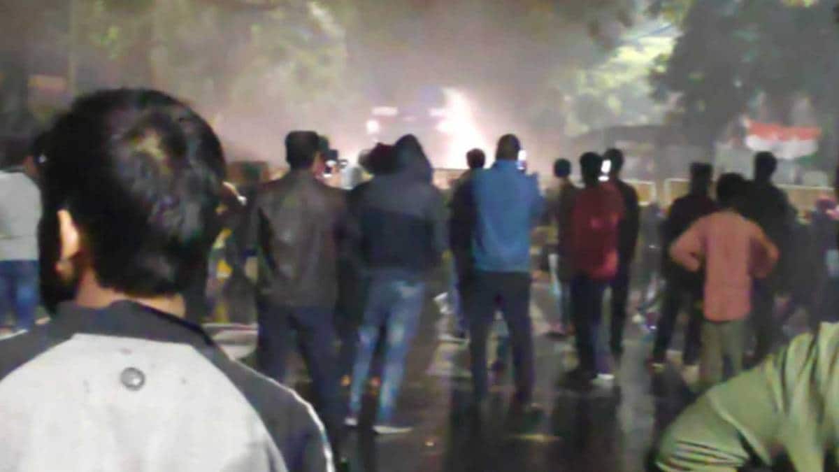 CM केजरीवाल के घर पर विरोध प्रदर्शन