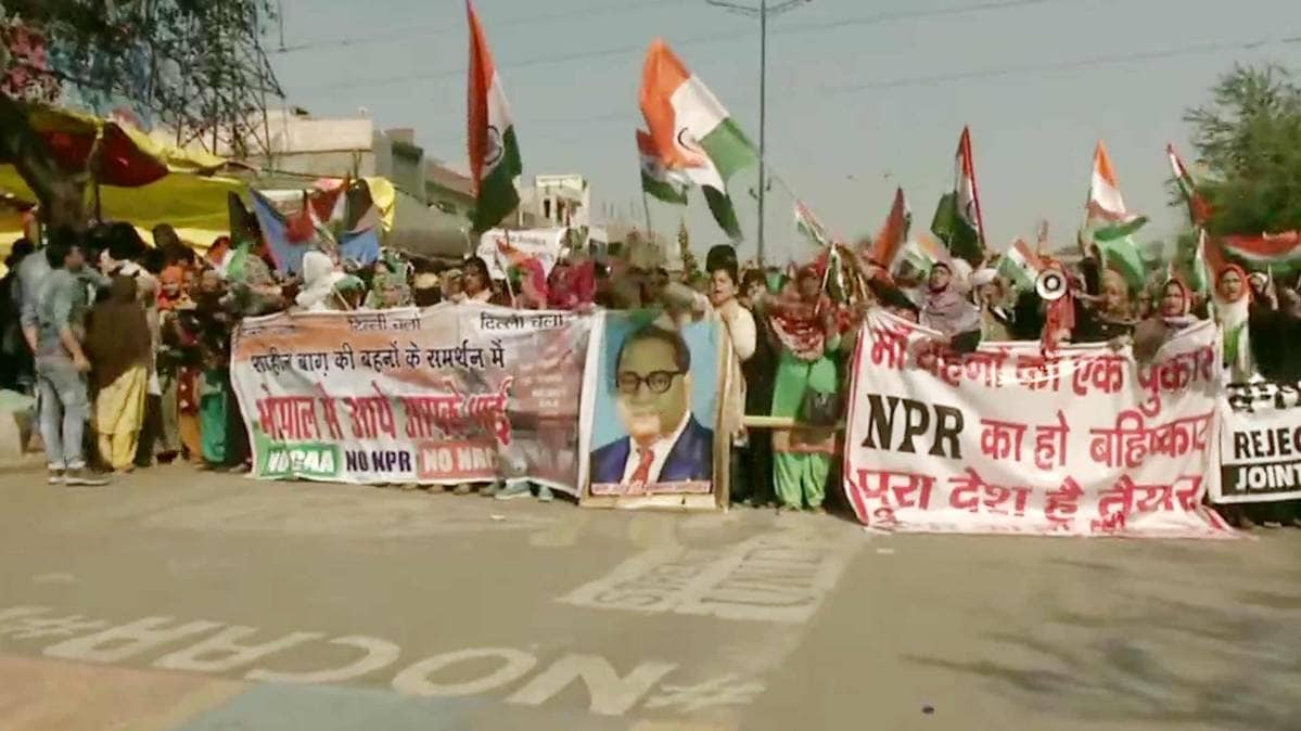 Delhi: Protesters begin march from Shaheen Bagh towards Home Minister Amit Shah's residence