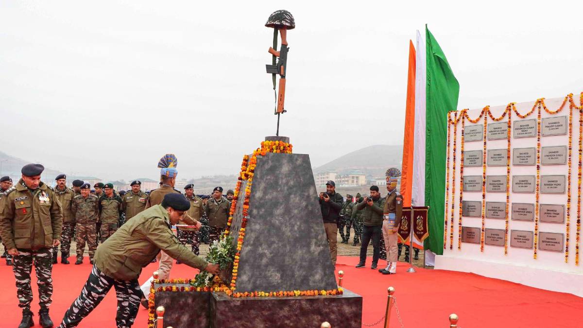 श्रीनगर के लेथपोरा कैंप में पुलवामा हमले के शहीदों को श्रद्धांजलि (फोटो-ANI)
