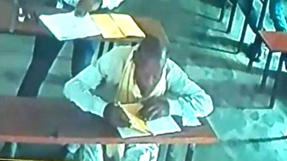 परीक्षा देते हुए 78 साल के बुजुर्ग रामकरण