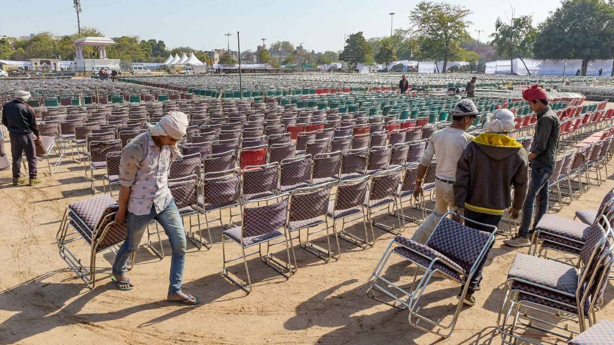 दिल्ली के रामलीला मैदान में शपथ की तैयारियां (फोटो-PTI)