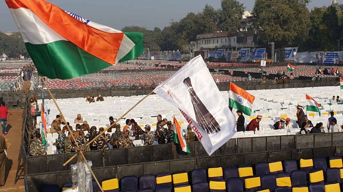 दिल्ली के रामलीला मैदान में शपथ की तैयारियां (फोटो-PTI)