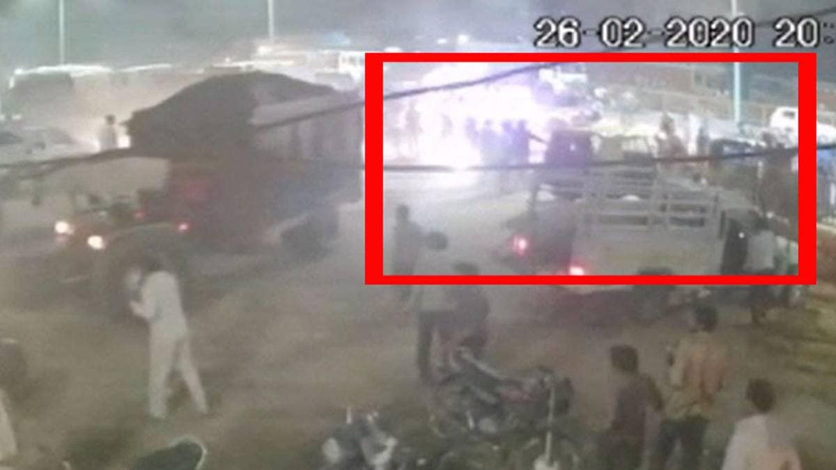 बारातियों को रौंदते हुए ट्रैक्टर