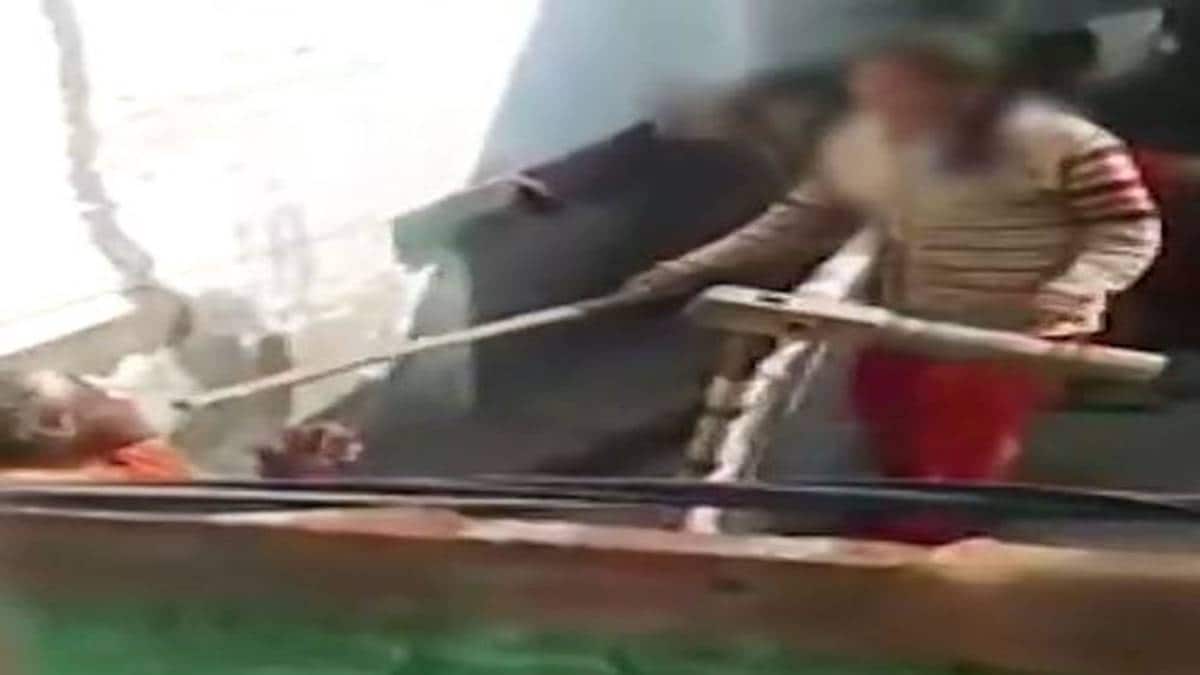 सास से बदसलूकी करते हुए बहू