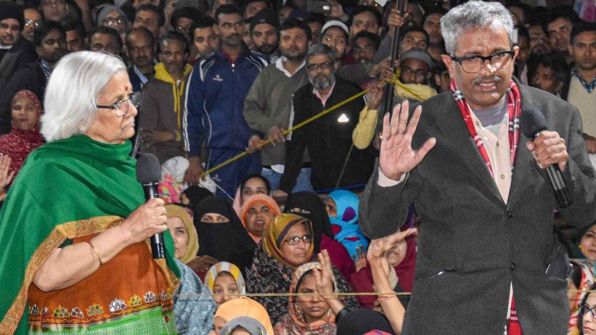 शाहीन बाग में बातचीत करतीं साधना रामचंद्रन