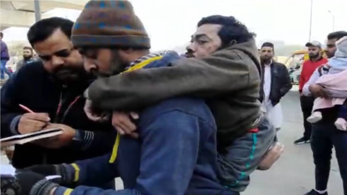 शारीरिक रूप से विकलांग व्यक्ति सीलमपुर विधानसभा में मतदान करते हुए (फाइल)