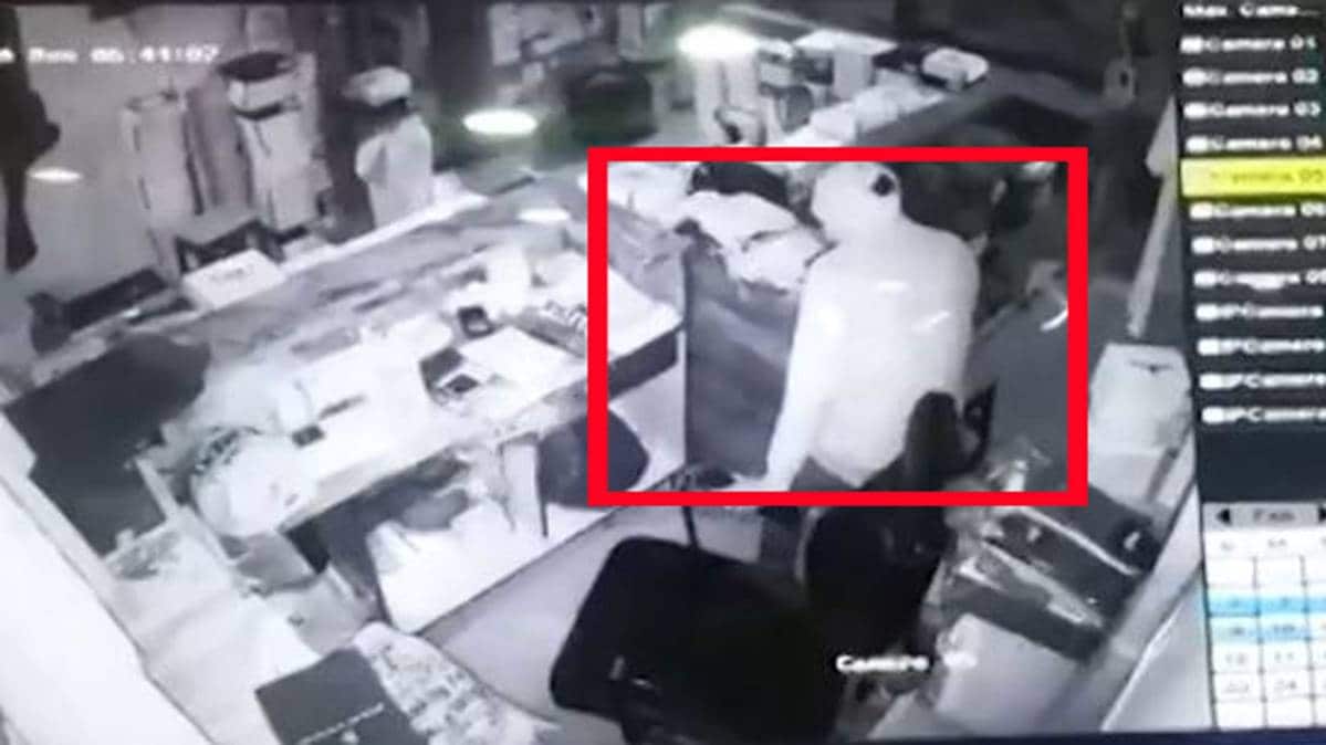 कपड़े के शोरूम में चोरी