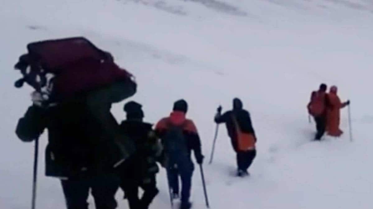 बदरीनाथ में भारी बर्फबारी