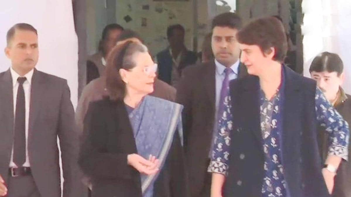 Congress interim Chief Sonia Gandhi cast her Vote (Photo ANI)