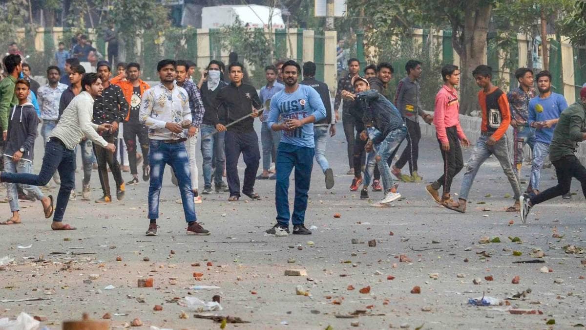 मौजपुर में अचानक पत्थरों से हुआ हमला