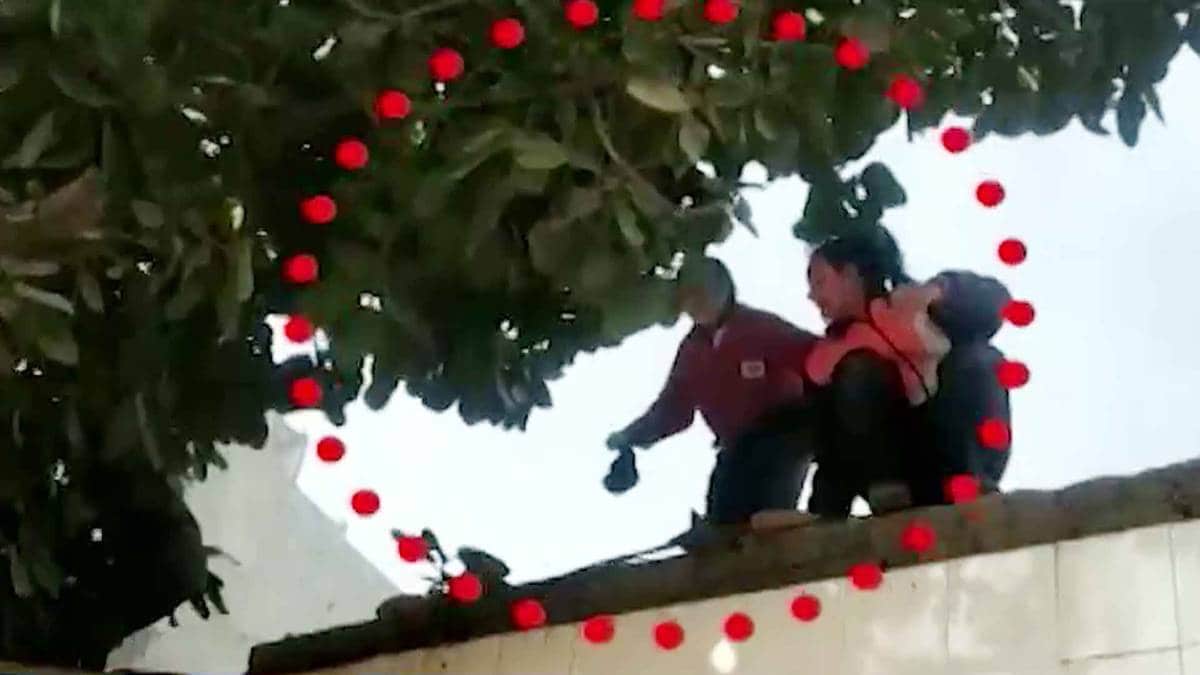 कोचिंग सेंचर में फंसी छात्राएं