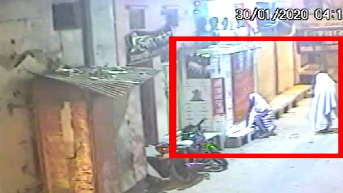 मदिंर में चोरी करते हुए चोर