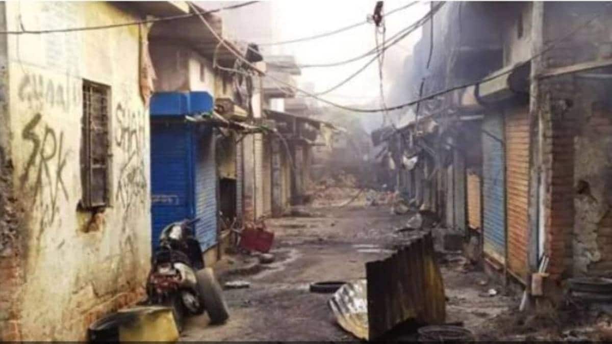 किसी का घर जला, किसी की दुकान