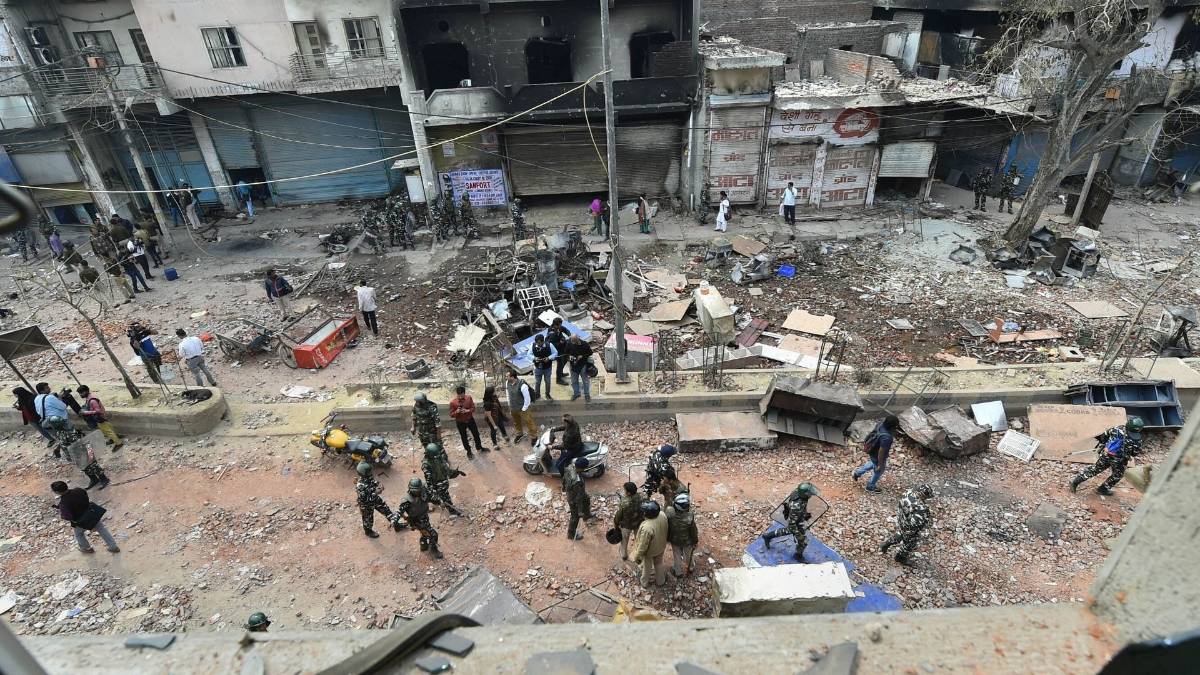 दिल्ली हिंसा में उपद्रवियों ने जला दी दुकानें और घर