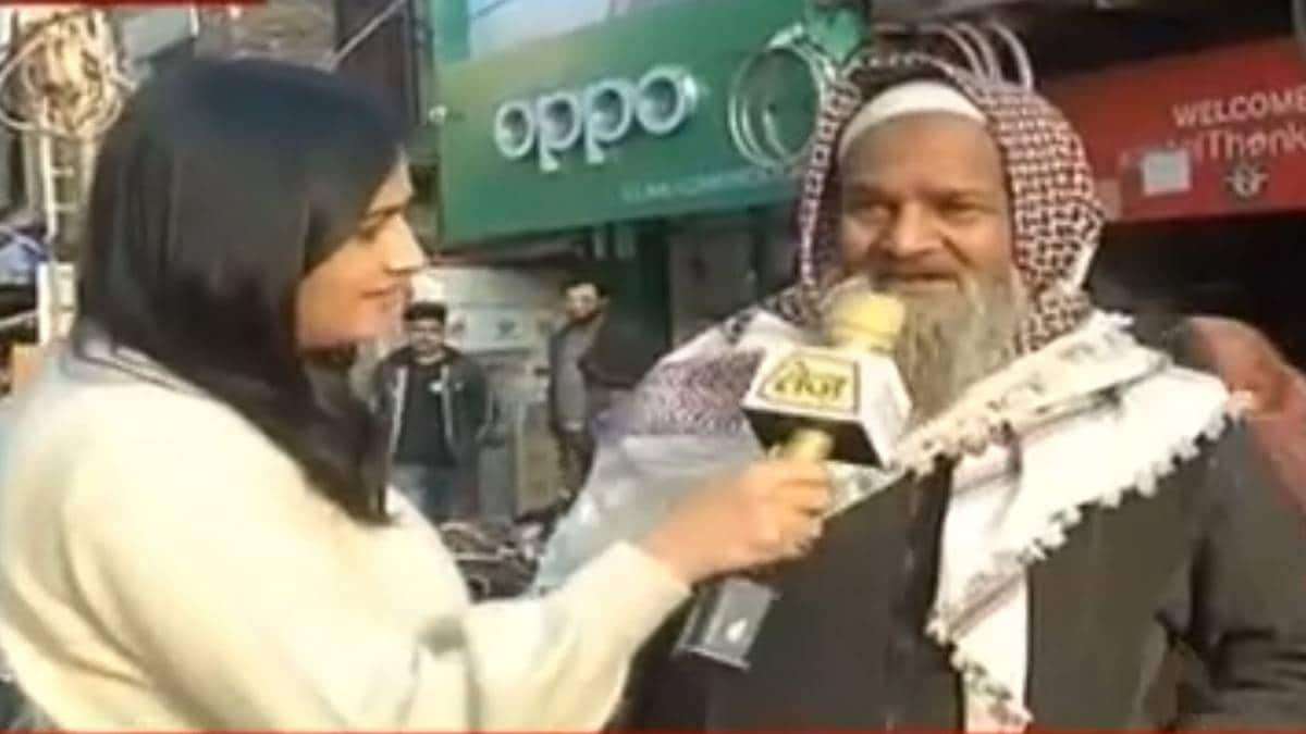 दिल्ली चुनाव पर आर के पुरम की जनता विचार विमर्श करते हुए (फाइल-वीडियो ग्रैब)