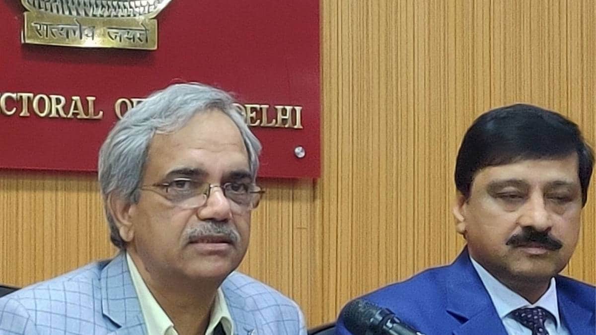 दिल्ली के मुख्य निर्वाचन अधिकारी रणबीर सिंह (बाएं) (फाइल-पीटीआई)