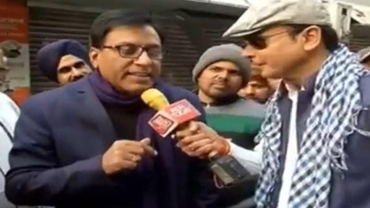 अमर कॉलोनी में सीलिंग की समस्या पर बातचीत करते हुए (फाइल-वीडियो ग्रैब)