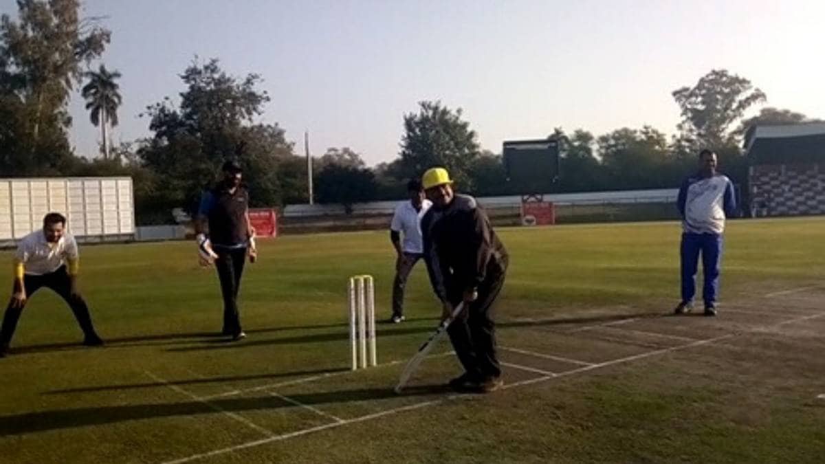 अंतरराष्ट्रीय क्रिकेट स्टेडियम कोटा में क्रिकेट खेलते नजर आए ओम बिड़ला (फाइल-वीडियो ग्रैब)