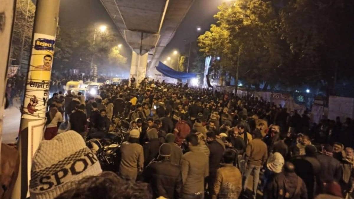 जामिया यूनिवर्सिटी के पास फायरिंग के बाद भारी भीड़ जमा हो गयी (फाइल-कलीम मंसूरी 90)