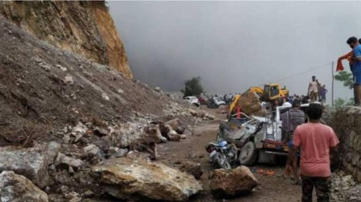 सड़क पर ग्लेशियर टूटकर आने से गंगोत्री हाईवे बंद (File-ANI)