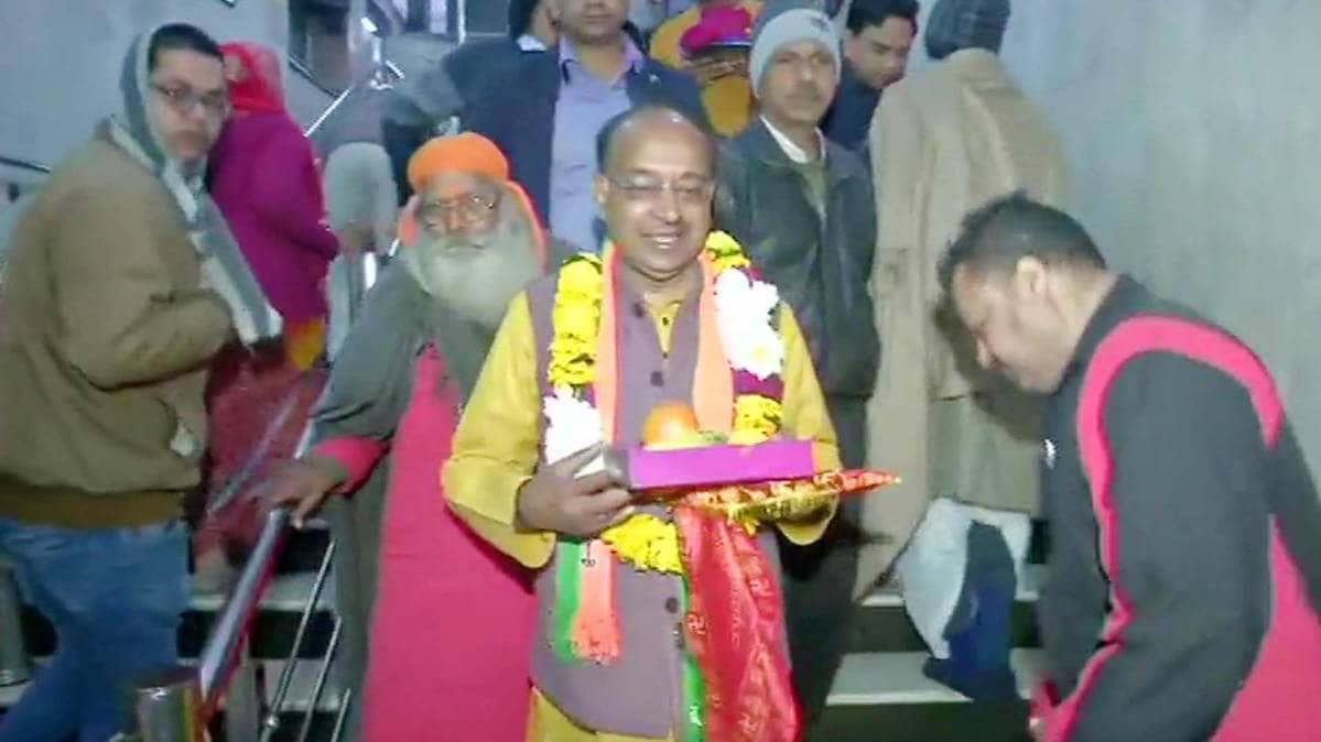BJP leader Vijay Goel offered prayers at Hanuman Temple in Connaught Place. Counting for all 70 assembly seats in Delhi to begin at 8 am. (Photo ANI)