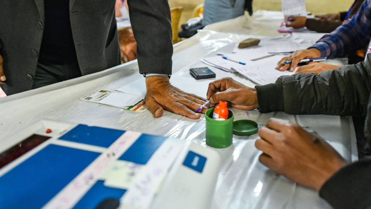 दिल्ली में मतदान की रफ्तार सुस्त (फोटो-PTI)