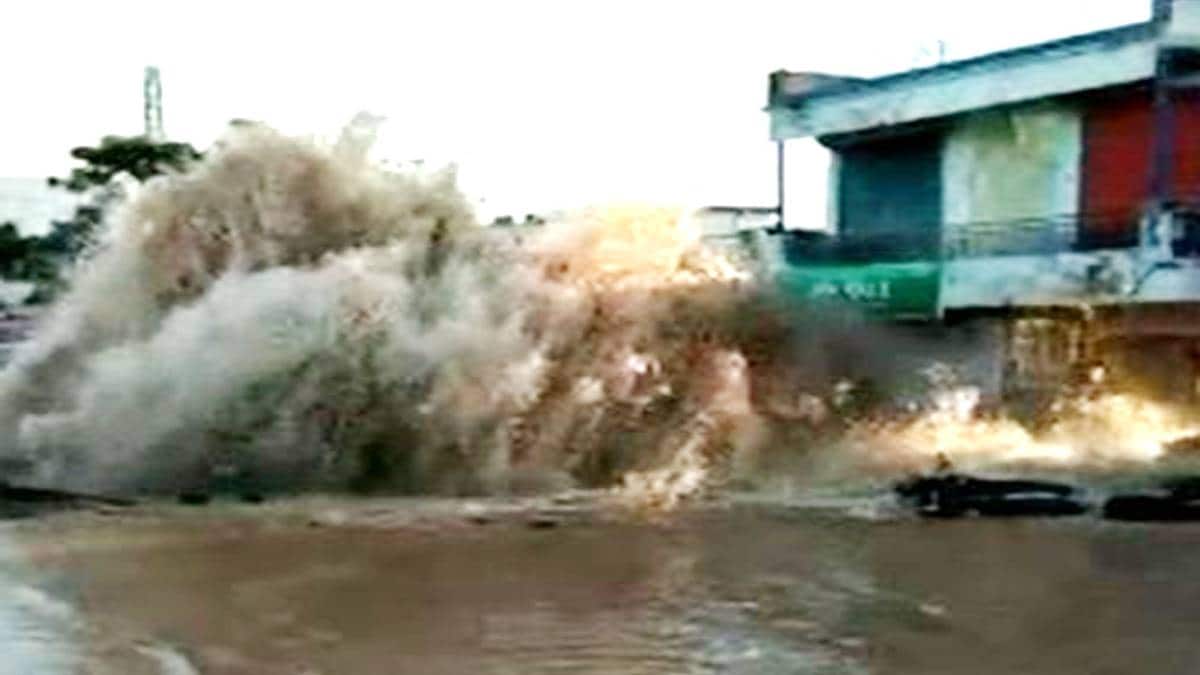 पानी का पाइप फटने के बाद निकलता हुआ पानी