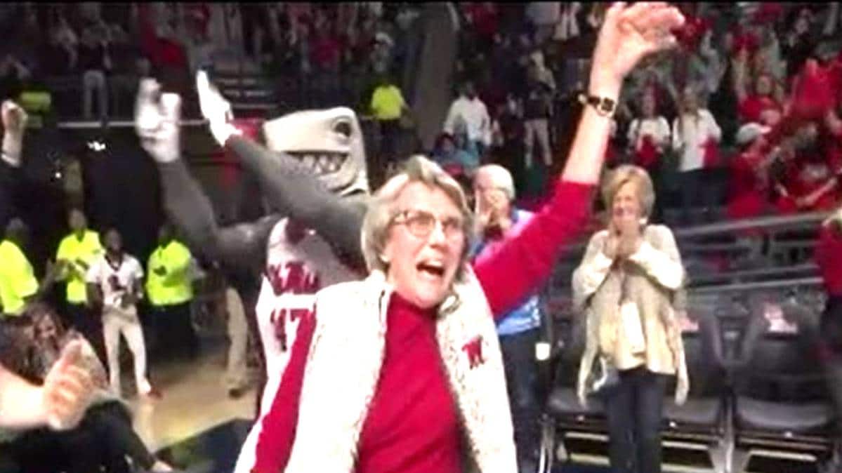 84 साल की महिला ने इनाम में जीती कार