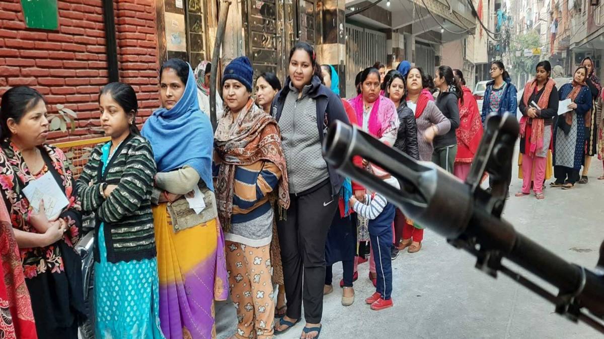 महिलाओं की लंबी कतार