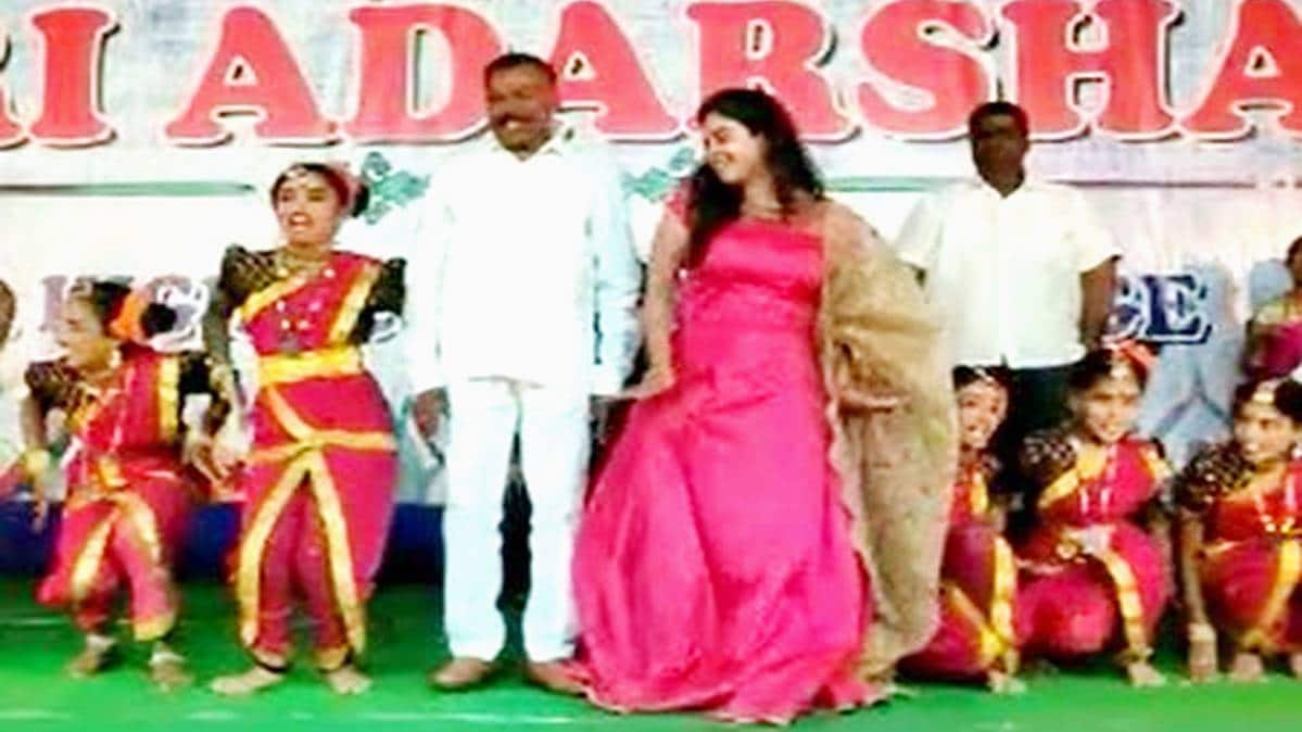 डांस करते हुए विधायक